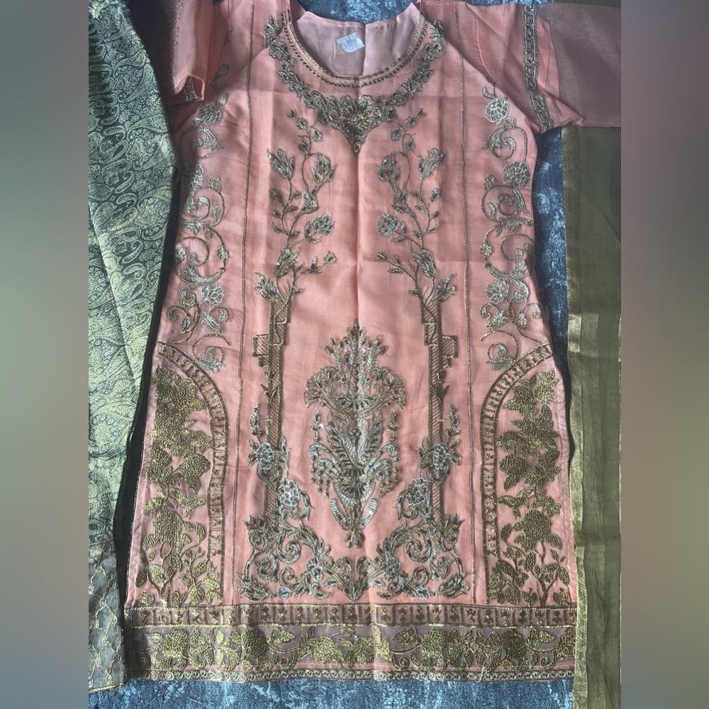 Pakistani shalwar kameez